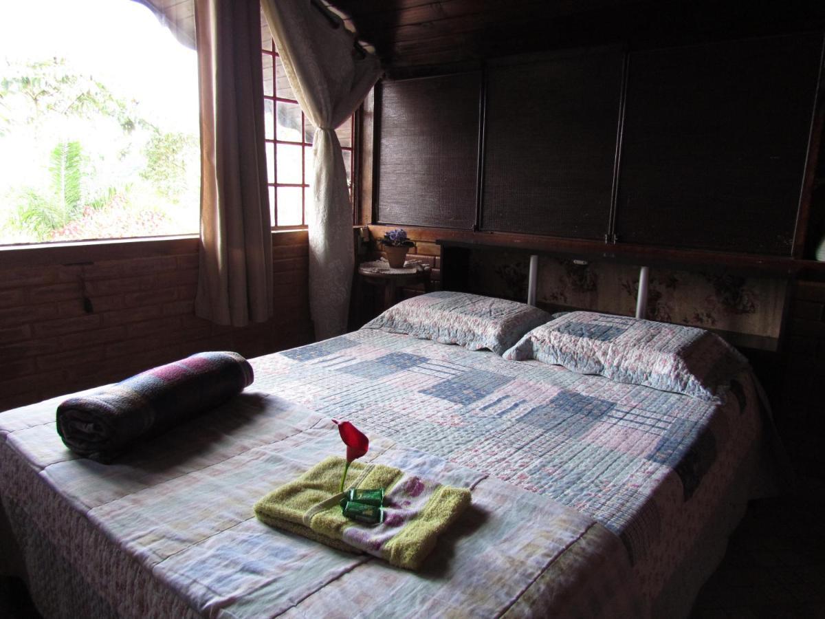 Chale Pakere Montanha: Mountain Retreat With Fireplace And Natural Spring Chalet