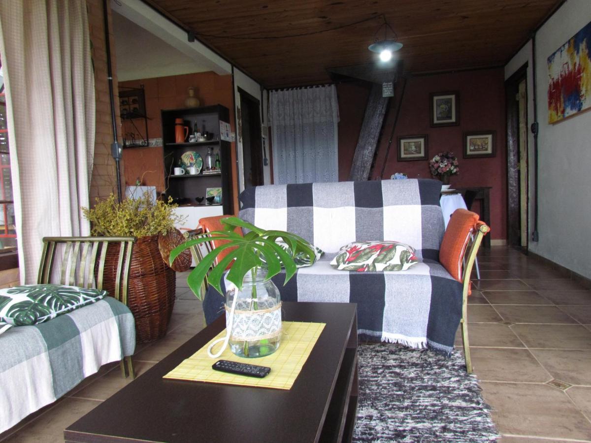 Chale Pakere Montanha: Mountain Retreat With Fireplace And Natural Spring *