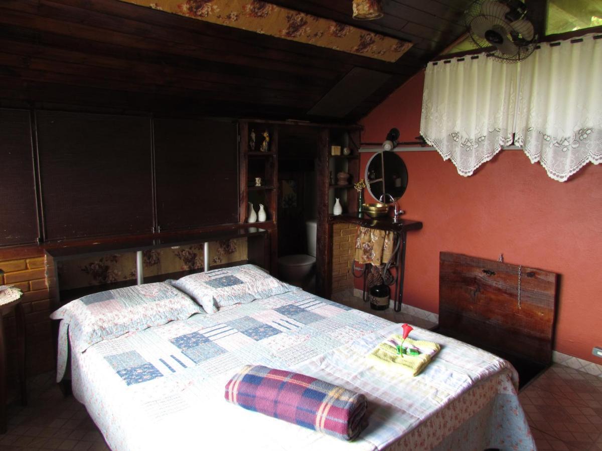 Chalet Chale Pakere Montanha: Mountain Retreat With Fireplace And Natural Spring